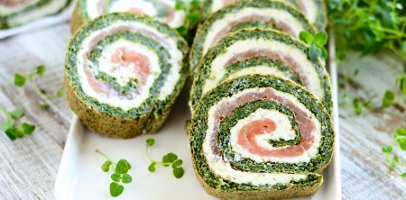 Rolada szpinakowa z wędzonym łososiem