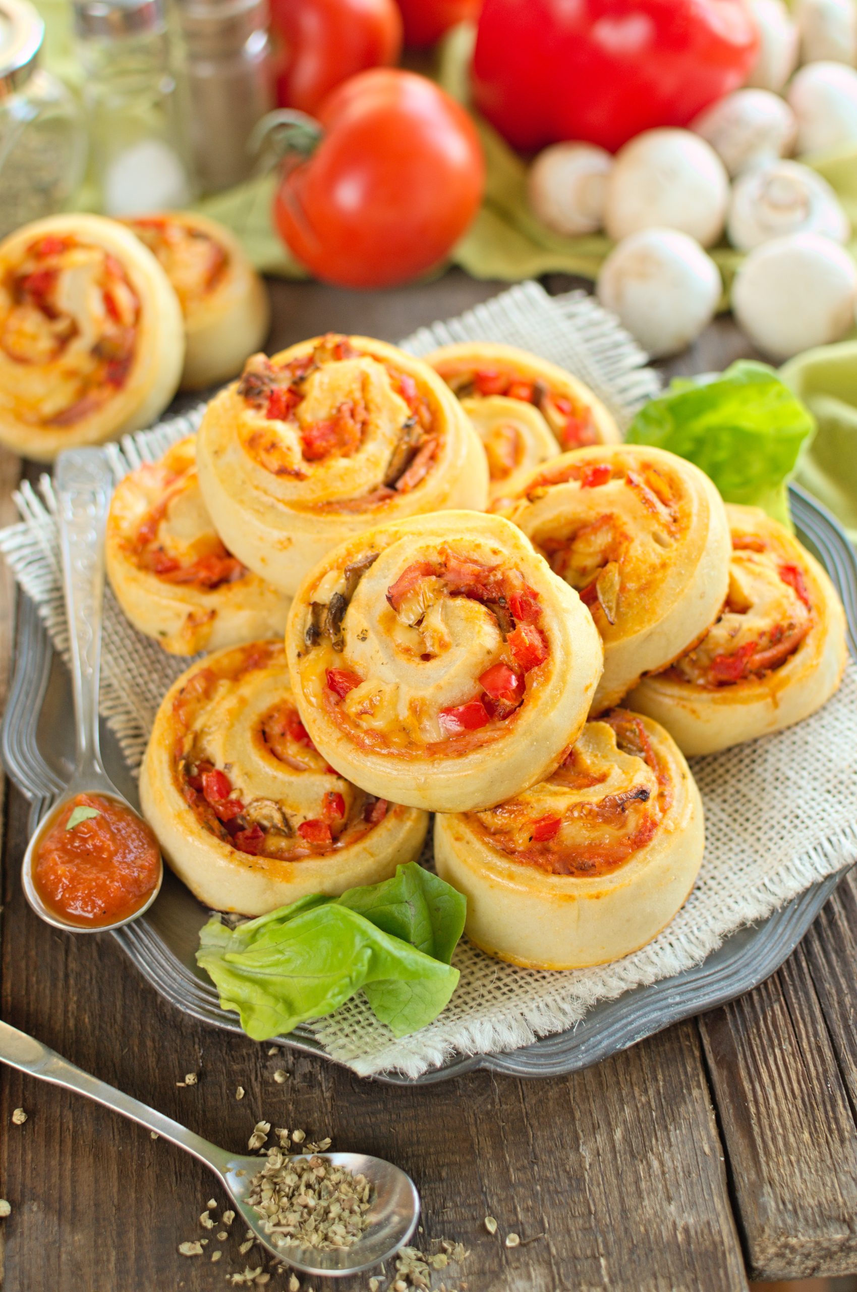 Ślimaczki pizza czyli drożdżowe zwijane bułeczki a’la pizza