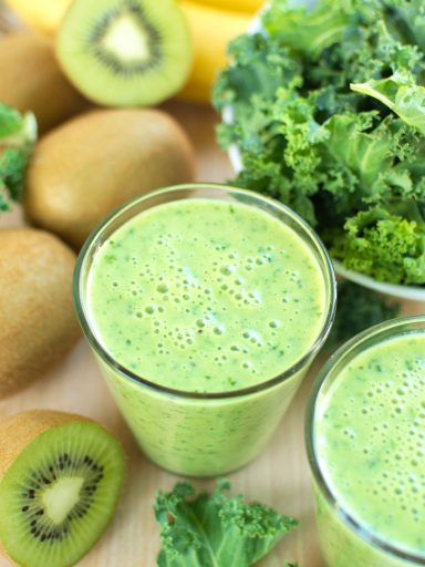 Koktajl z jarmużem, kiwi i bananem