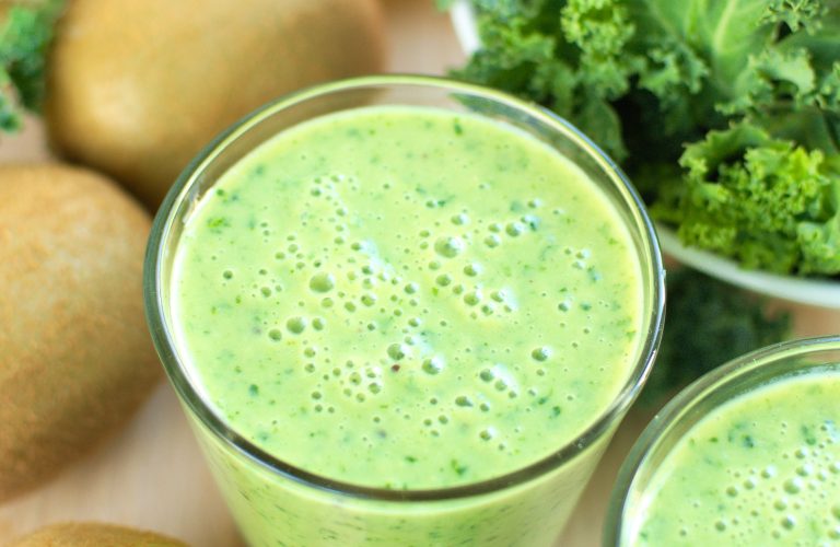 Koktajl z jarmużem, kiwi i bananem