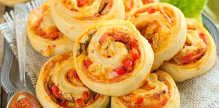 Ślimaczki pizza czyli drożdżowe zwijane bułeczki a’la pizza