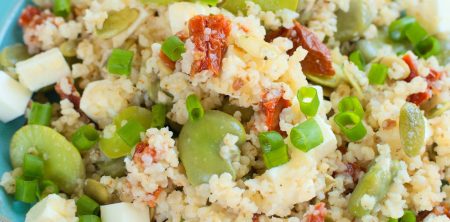 Sałatka z kaszą jaglaną, bobem, fetą i suszonymi pomidorami