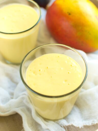 Koktajl jogurtowy z mango (mango lassi)