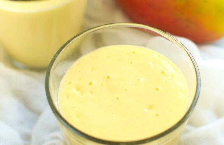Koktajl jogurtowy z mango (mango lassi)