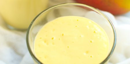 Koktajl jogurtowy z mango (mango lassi)