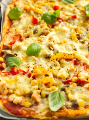 Pizza z kurczakiem, papryką, pieczarkami i kukurydzą