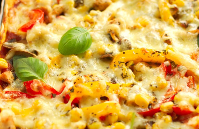 Pizza z kurczakiem, papryką, pieczarkami i kukurydzą
