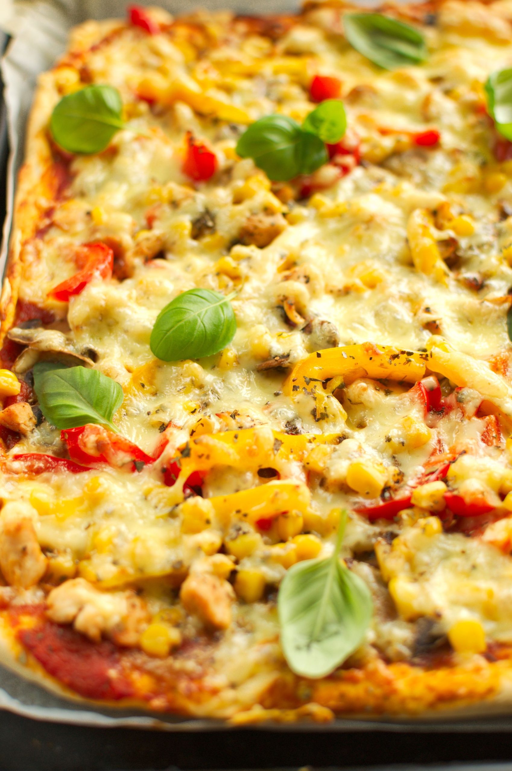 Pizza z kurczakiem, papryką, pieczarkami i kukurydzą