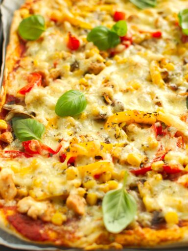 Pizza z kurczakiem, papryką, pieczarkami i kukurydzą
