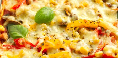 Pizza z kurczakiem, papryką, pieczarkami i kukurydzą