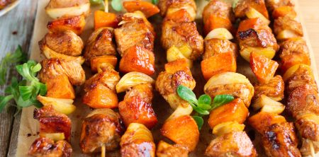 Słodko-ostre szaszłyki z indykiem i batatem