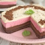 Pizza z kurczakiem, papryką, pieczarkami i kukurydzą