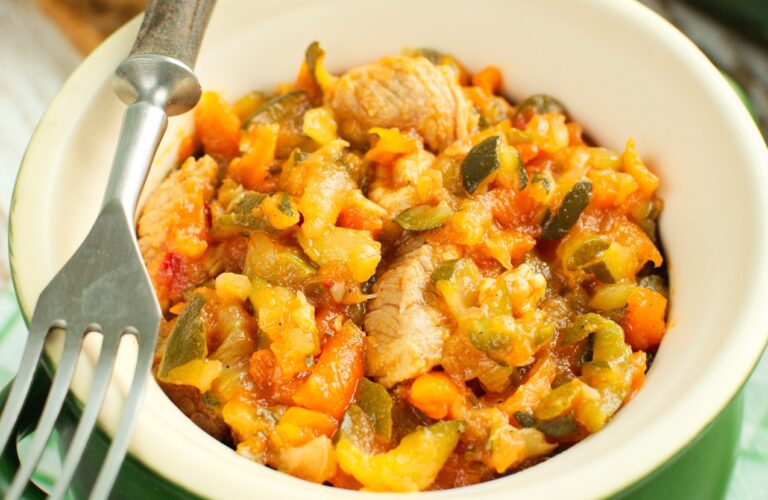 Bigos z cukinii z karkówką