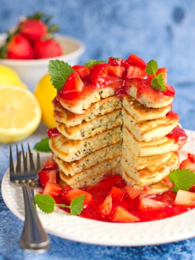Cytrynowe pancakes z makiem i sosem truskawkowym