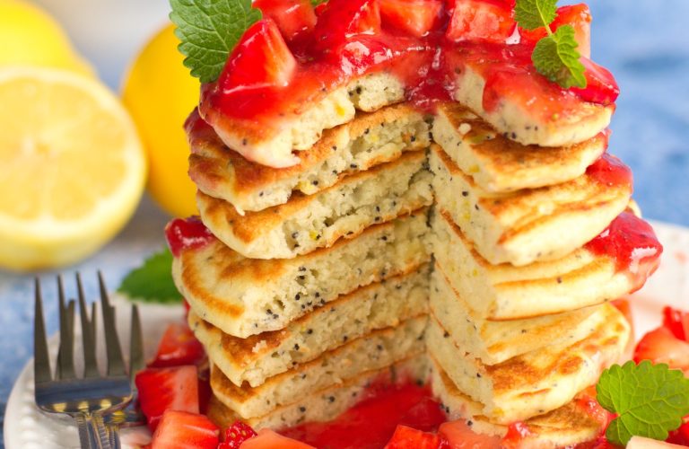 Cytrynowe pancakes z makiem i sosem truskawkowym