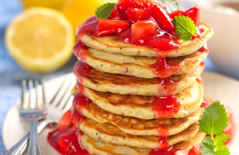 Cytrynowe pancakes z makiem i sosem truskawkowym