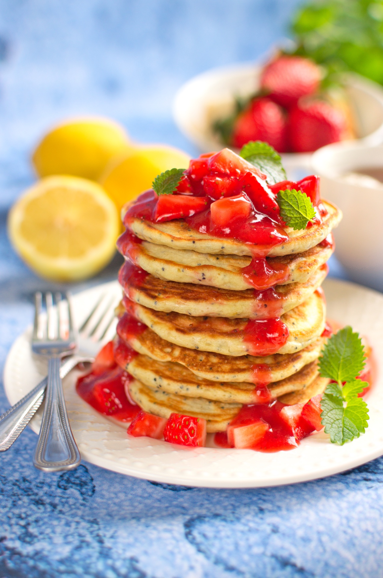 Cytrynowe pancakes z makiem i sosem truskawkowym