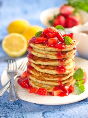 Cytrynowe pancakes z makiem i sosem truskawkowym
