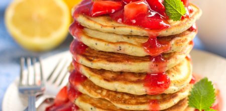 Cytrynowe pancakes z makiem i sosem truskawkowym