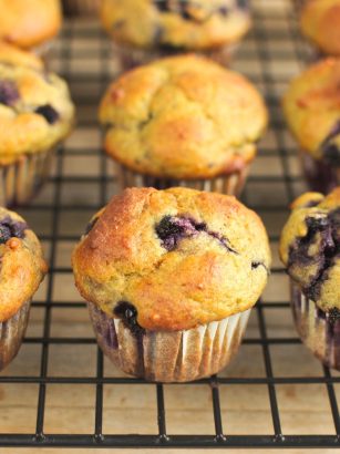 Mini muffinki awokado z jagodami