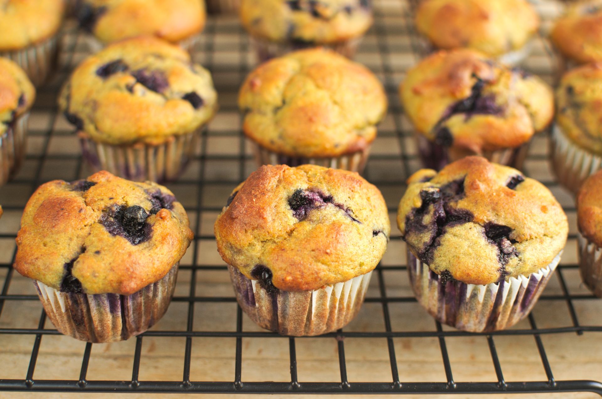 Mini muffinki awokado z jagodami