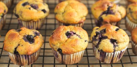 Mini muffinki awokado z jagodami