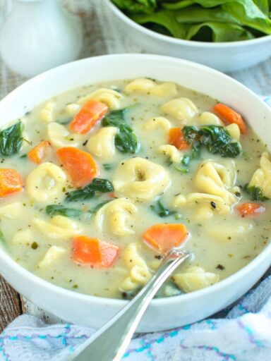 Kremowa zupa z tortellini i szpinakiem