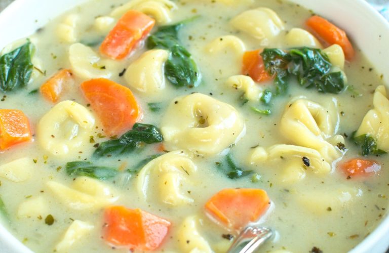Kremowa zupa z tortellini i szpinakiem