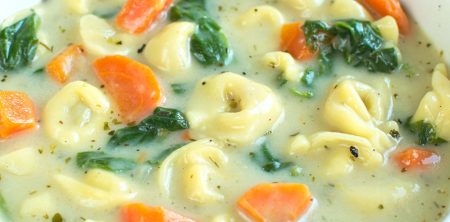 Kremowa zupa z tortellini i szpinakiem