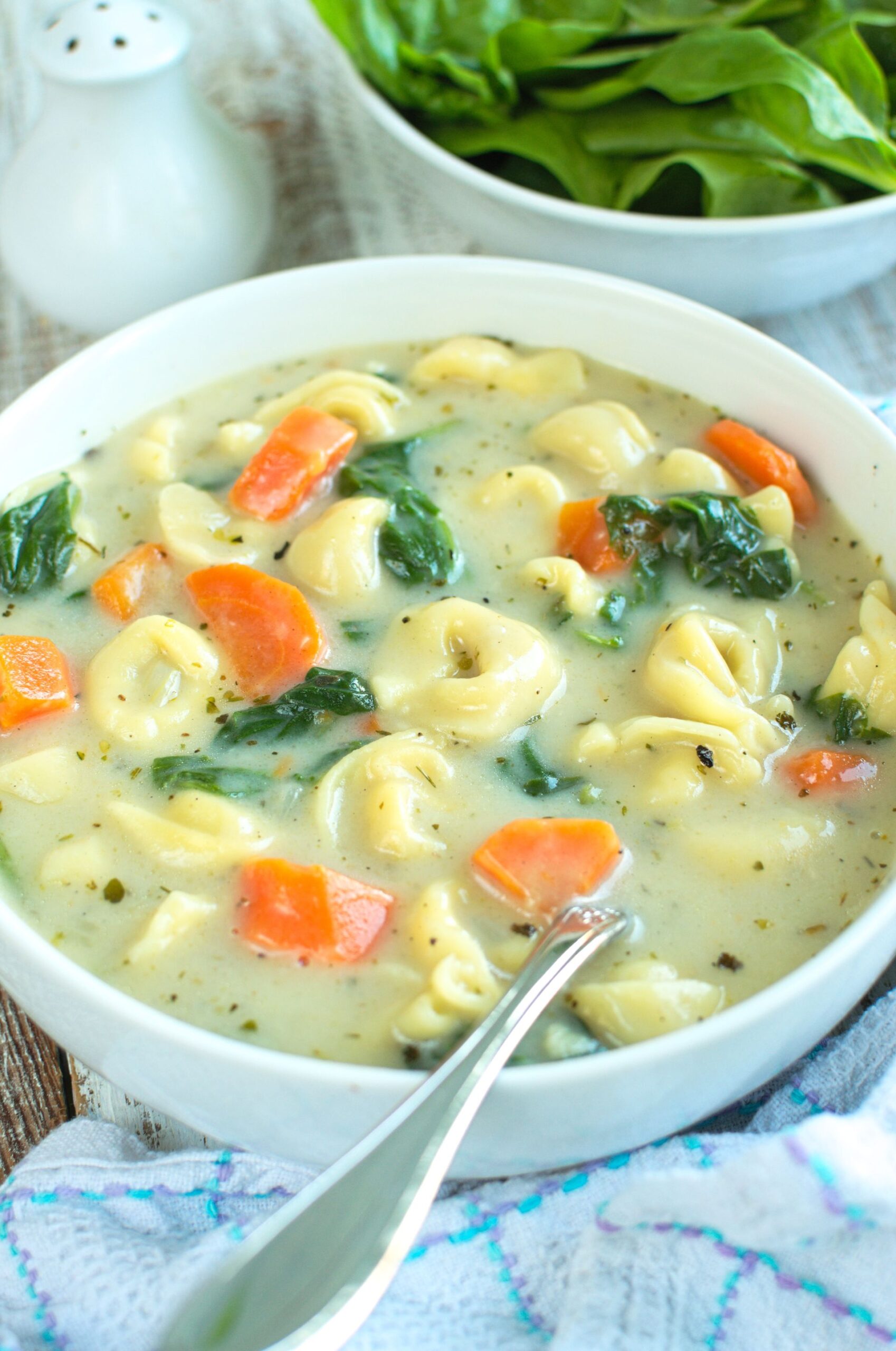 Kremowa zupa z tortellini i szpinakiem