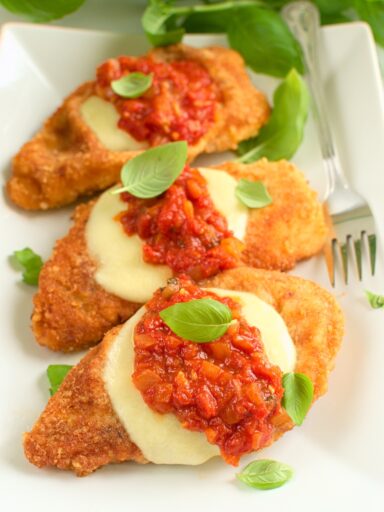 Kurczak w parmezanowej panierce zapiekany z sosem pomidorowym i mozzarellą