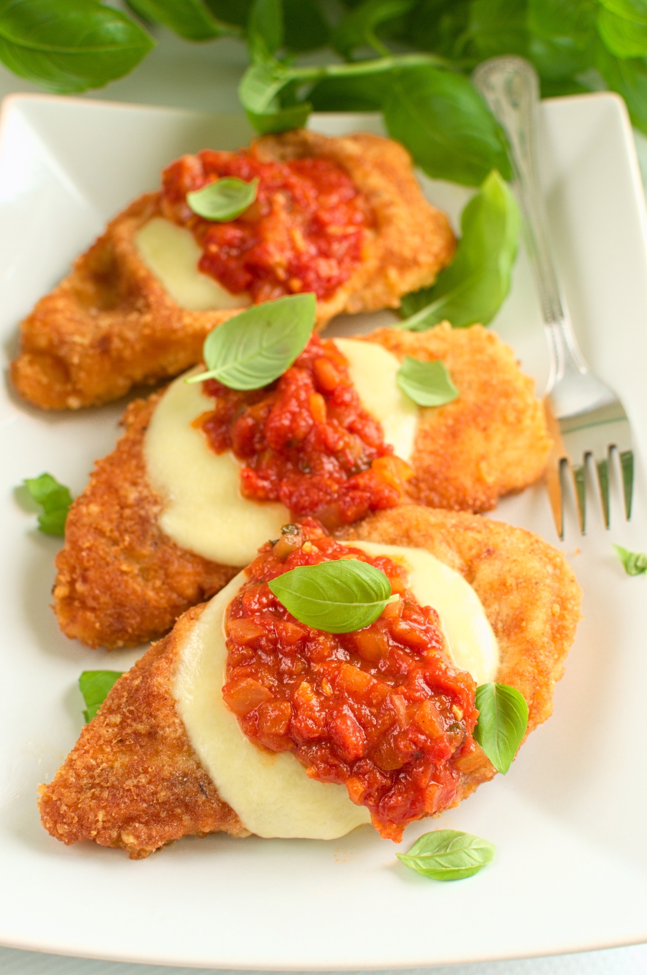 Kurczak w parmezanowej panierce zapiekany z sosem  pomidorowym i mozzarellą