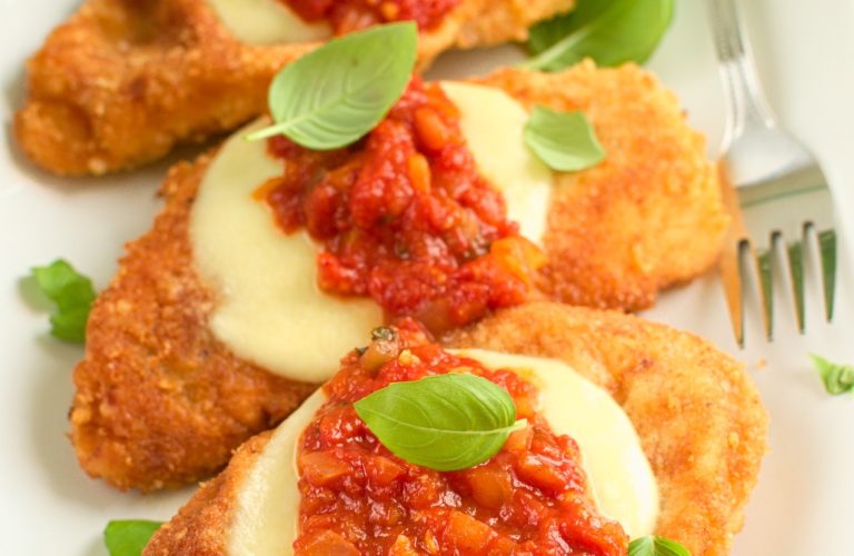 Kurczak w parmezanowej panierce zapiekany z sosem pomidorowym i mozzarellą