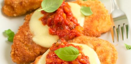 Kurczak w parmezanowej panierce zapiekany z sosem  pomidorowym i mozzarellą