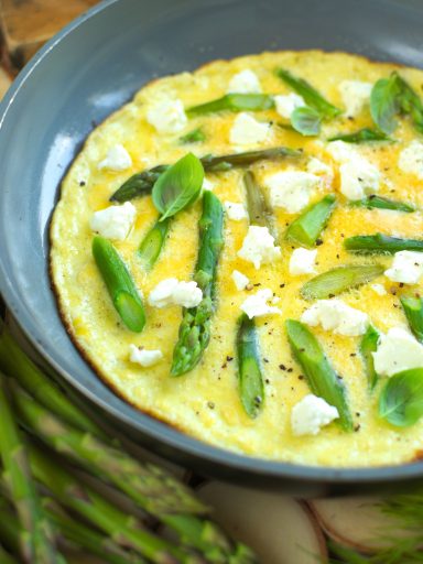 Omlet ze szparagami i fetą