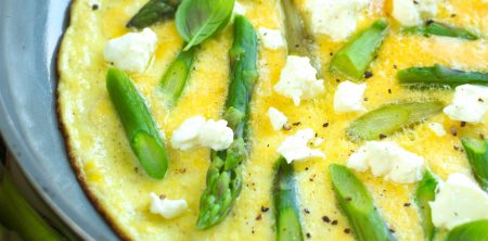 Omlet ze szparagami i fetą