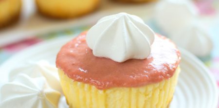 Mini serniczki z kremem rabarbarowym i bezikami