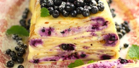 Naleśnikowa stefanka z jagodami i serem