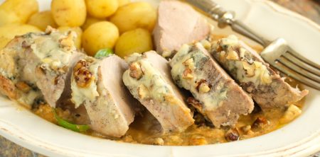 Polędwiczka pieczona z serem pleśniowym i orzechami