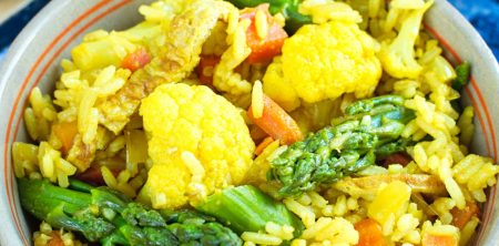 Ryż smażony ze szparagami i kalafiorem