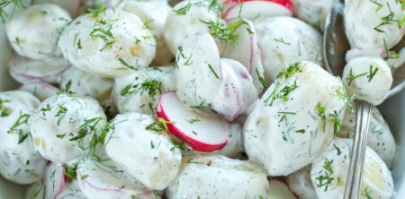 Sałatka z młodych ziemniaków z rzodkiewką i koperkiem