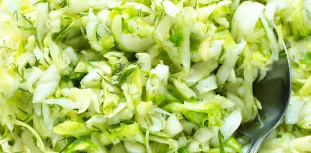 Surówka koperkowa z młodej kapusty