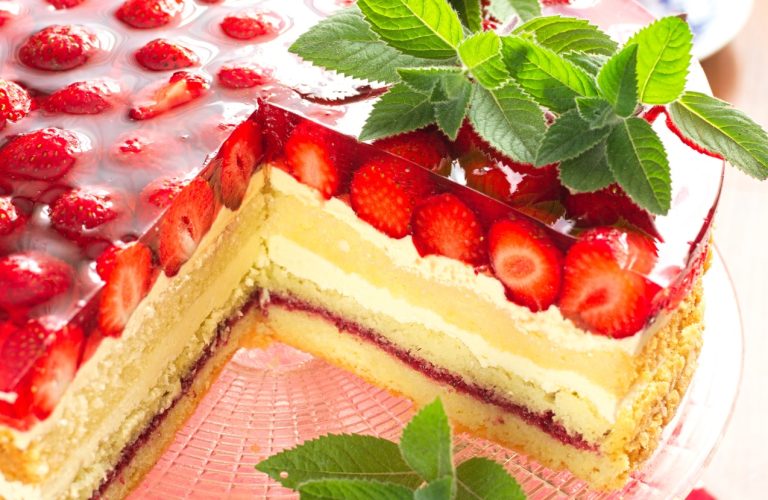 Tort polski z truskawkami