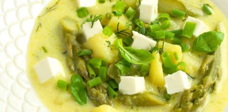 Wiosenna zupa z młodymi ziemniakami, szparagami i fetą