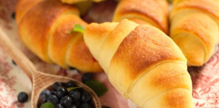 Maślane rogaliki z jagodami