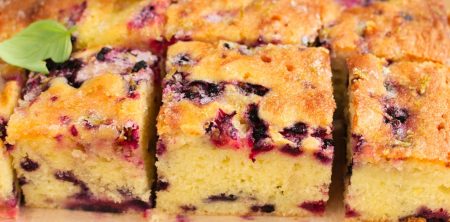 Limonkowe ciasto z jagodami i malinami