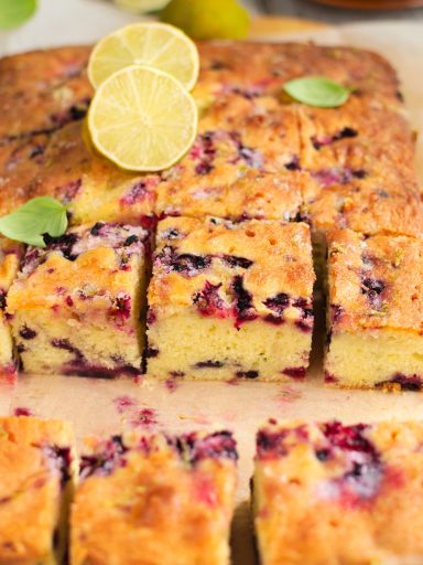 Limonkowe ciasto ucierane z jagodami i malinami