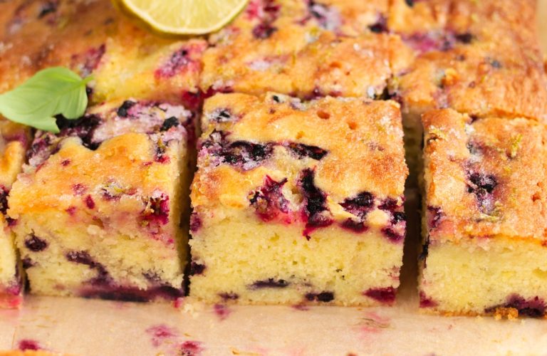 Limonkowe ciasto ucierane z jagodami i malinami