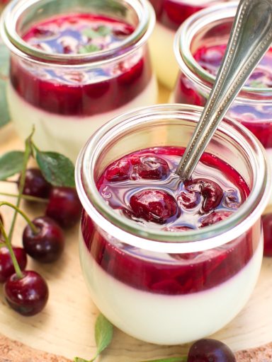 Pana cotta z sosem wiśniowym
