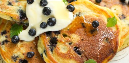 Jogurtowe placki z jagodami